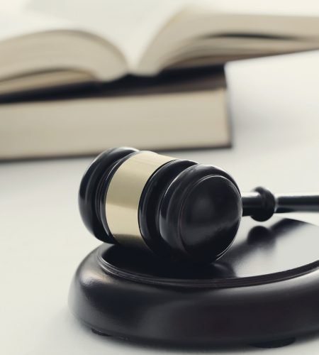 martelo-da-corte-e-livros-conceito-de-julgamento-e-direito.jpg